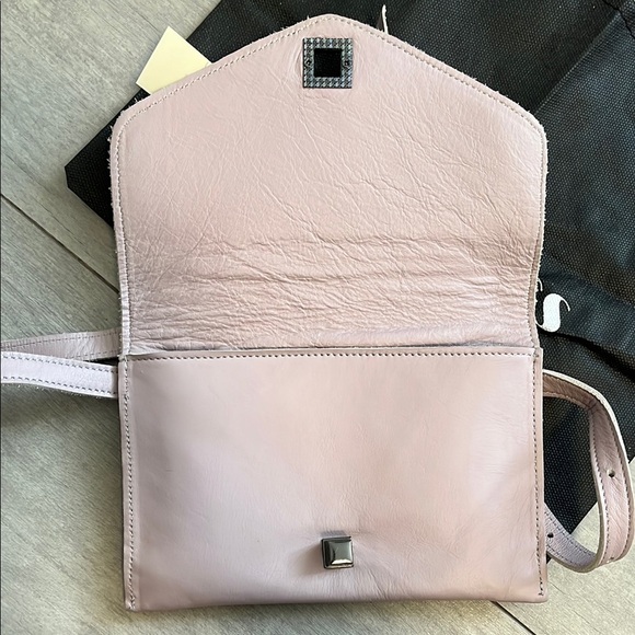 SOHO Lavender Leather Belt Crossbody Bag - Picture 8 of 10